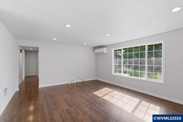 585 45th Pl NE, Salem, OR 97301