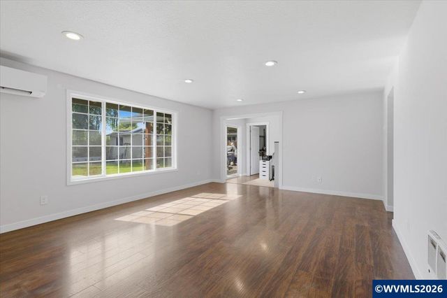 585 45th Pl NE, Salem, OR 97301