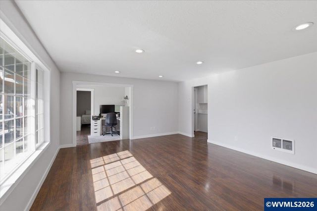 585 45th Pl NE, Salem, OR 97301