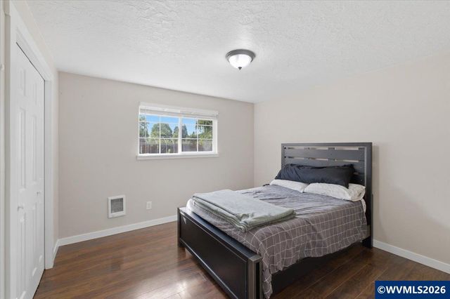 585 45th Pl NE, Salem, OR 97301