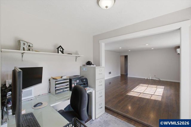 585 45th Pl NE, Salem, OR 97301