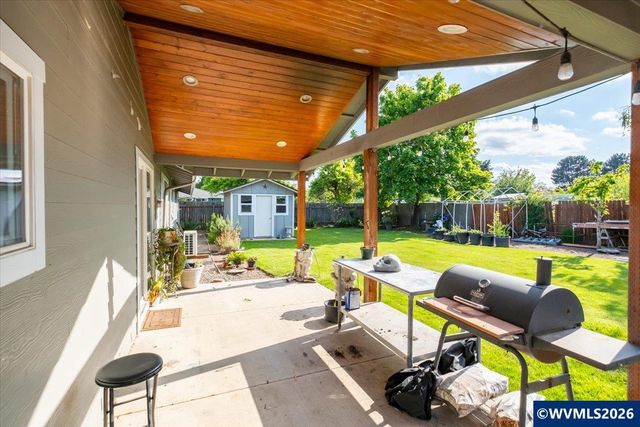 585 45th Pl NE, Salem, OR 97301