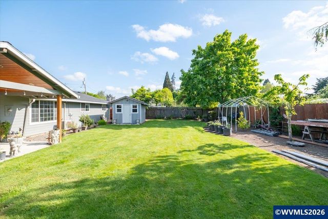 585 45th Pl NE, Salem, OR 97301