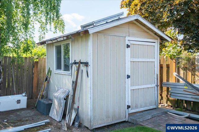 585 45th Pl NE, Salem, OR 97301