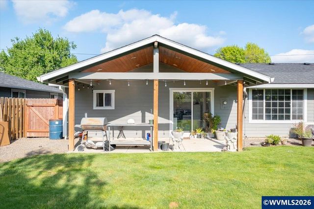 585 45th Pl NE, Salem, OR 97301