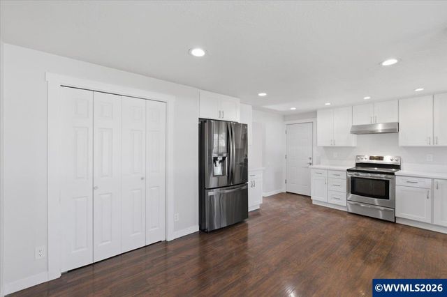 585 45th Pl NE, Salem, OR 97301