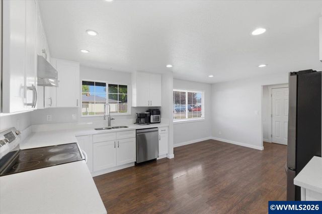 585 45th Pl NE, Salem, OR 97301