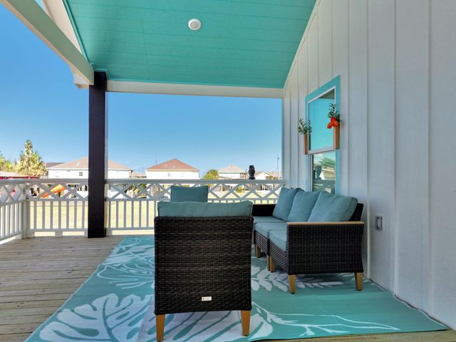 1992 Pedregal Drive, Crystal Beach, TX 77650