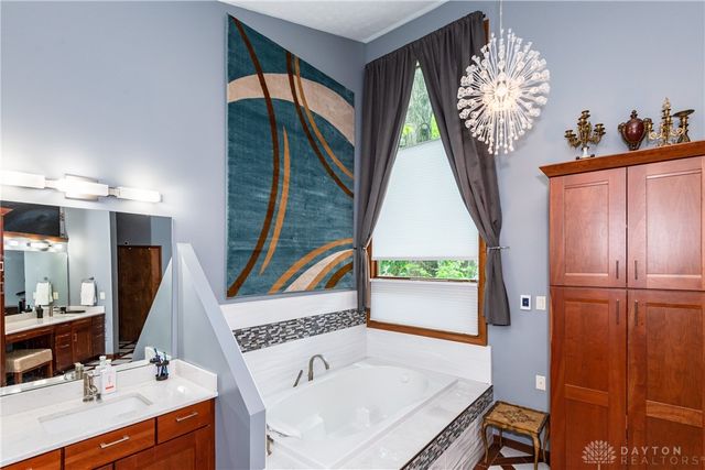 1055 Wilderness Bluff, Tipp City, OH 45371