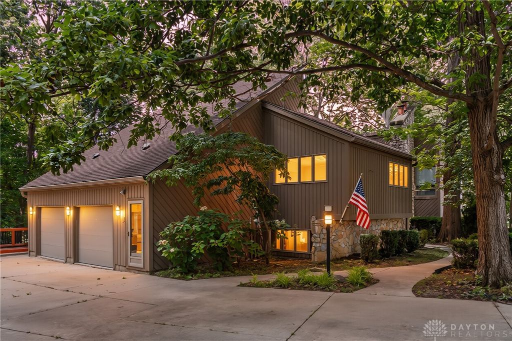 1055 Wilderness Bluff, Tipp City, OH 45371