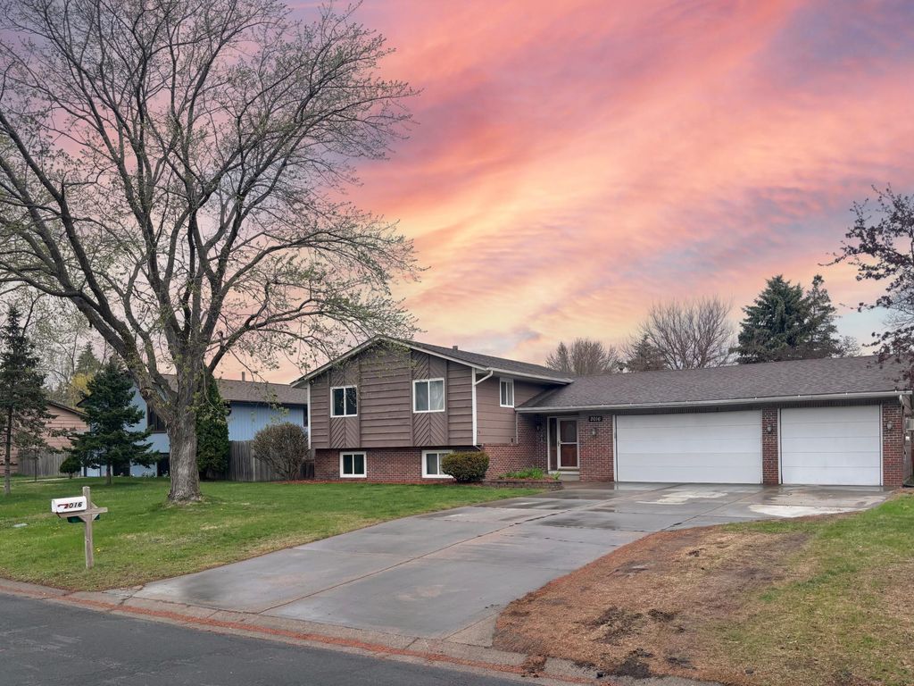 2016 84th Avenue N, Brooklyn Park, MN 55444