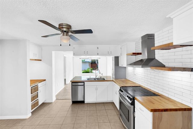 142 2ND AVENUE, Nokomis, FL 34275