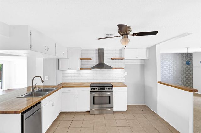 142 2ND AVENUE, Nokomis, FL 34275