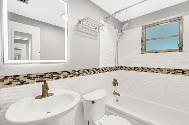 142 2ND AVENUE, Nokomis, FL 34275
