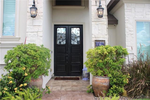 908 W Iroquois Avenue, Pharr, TX 78577