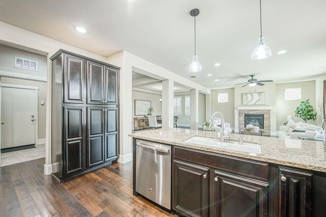 1742 N Broadbent Lane, Clovis, CA 93619