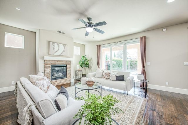 1742 N Broadbent Lane, Clovis, CA 93619