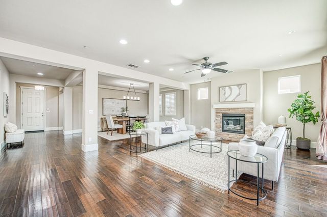 1742 N Broadbent Lane, Clovis, CA 93619