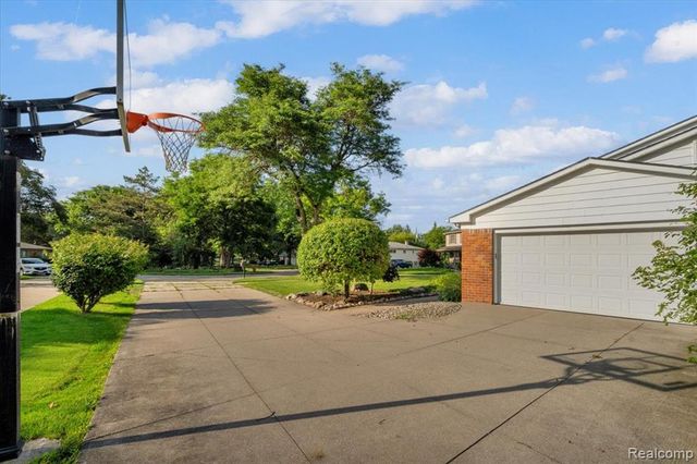 4158 Cherrywood Drive, Troy, MI 48098