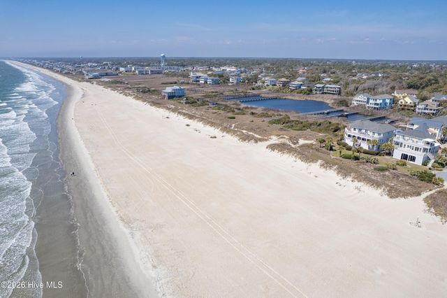 121 SE 67th Street, Oak Island, NC 28465