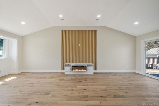 33 Hinton Avenue, Babylon, NY 11702