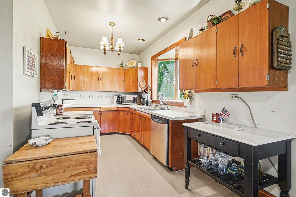 Image 10 of property listing at 3780 E Coe Road, Shepherd, MI 48883
