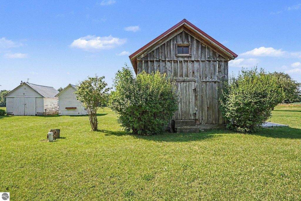 Image 24 of property listing at 3780 E Coe Road, Shepherd, MI 48883