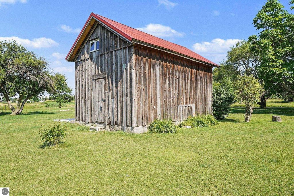 Image 25 of property listing at 3780 E Coe Road, Shepherd, MI 48883
