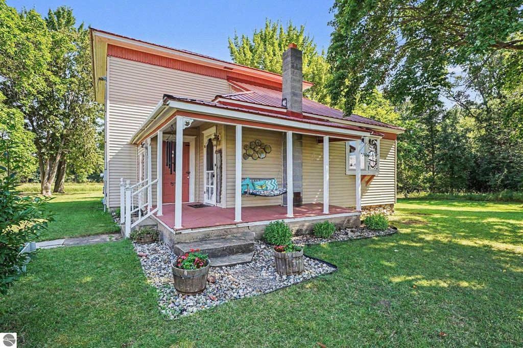 Image 3 of property listing at 3780 E Coe Road, Shepherd, MI 48883