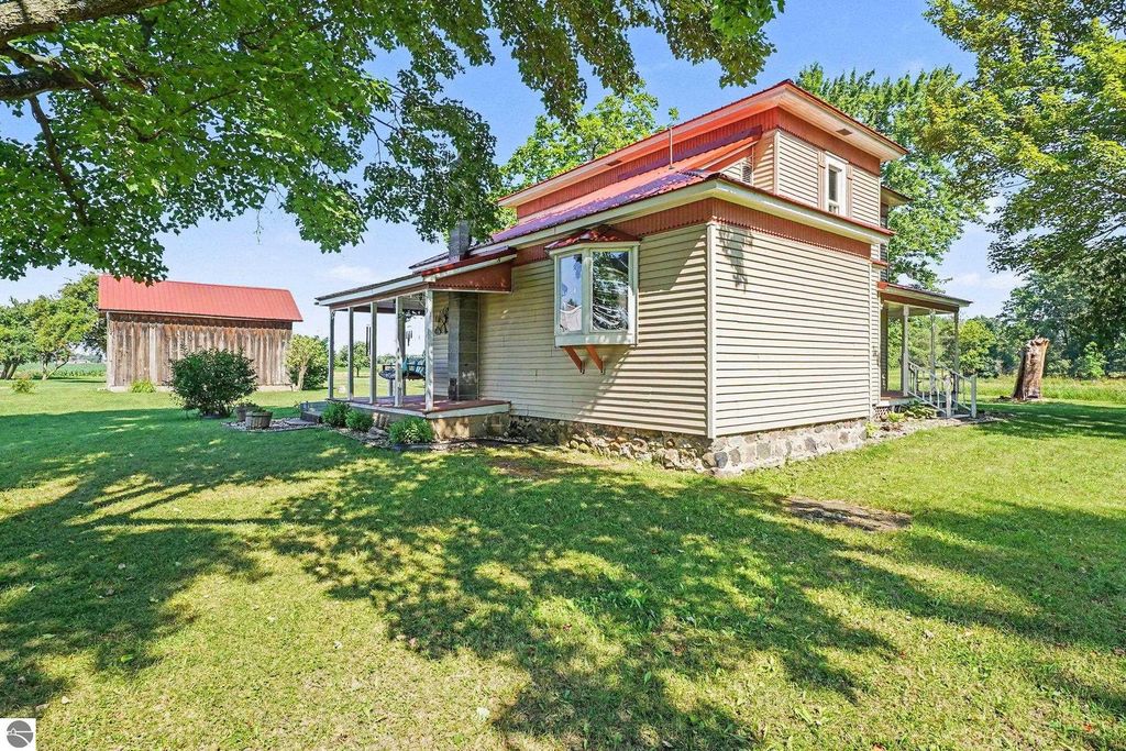 Image 4 of property listing at 3780 E Coe Road, Shepherd, MI 48883