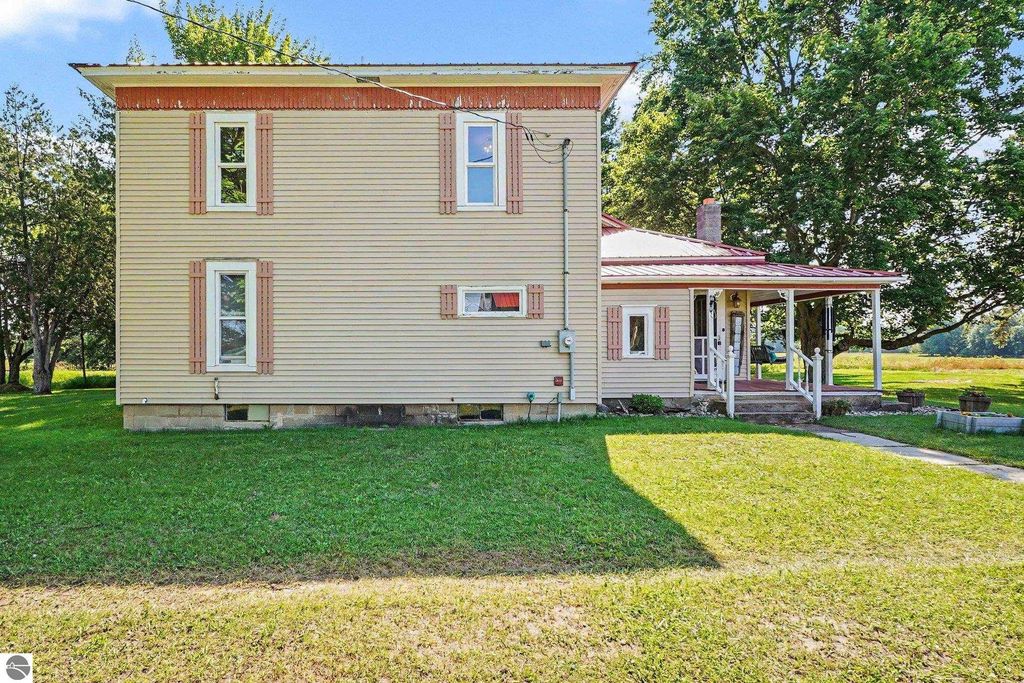 Image 5 of property listing at 3780 E Coe Road, Shepherd, MI 48883
