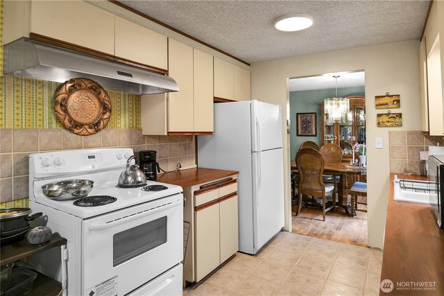 18703 50th Avenue NE, Lake Forest Park, WA 98155