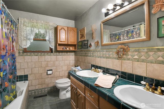 18703 50th Avenue NE, Lake Forest Park, WA 98155