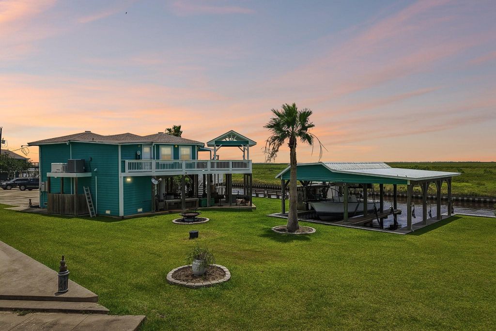 130 Admiral Lane, Freeport, TX 77541