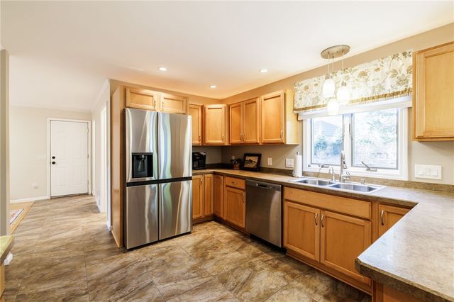 5 Sugarwood Drive, Pittsford, NY 14534