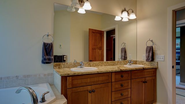 6065 SEAMANS Drive, Shorewood, MN 55331