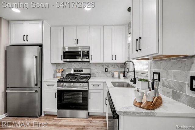 23001 Brookdale Boulevard, Saint Clair Shores, MI 48082