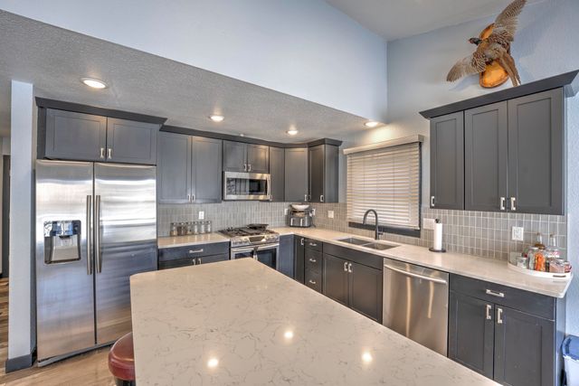 916 26th St NW, Minot, ND 58703