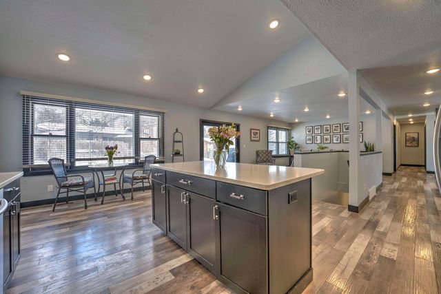 916 26th St NW, Minot, ND 58703