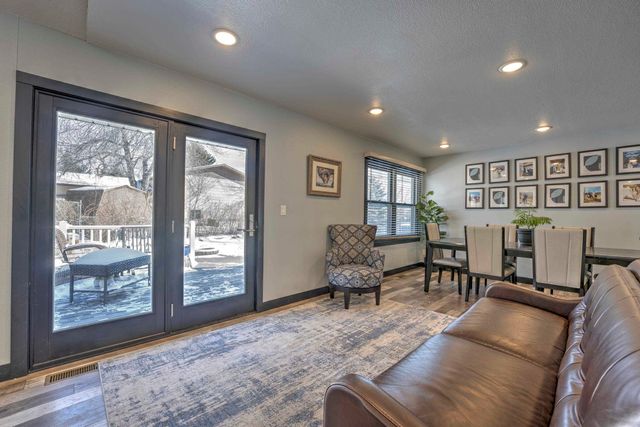 916 26th St NW, Minot, ND 58703