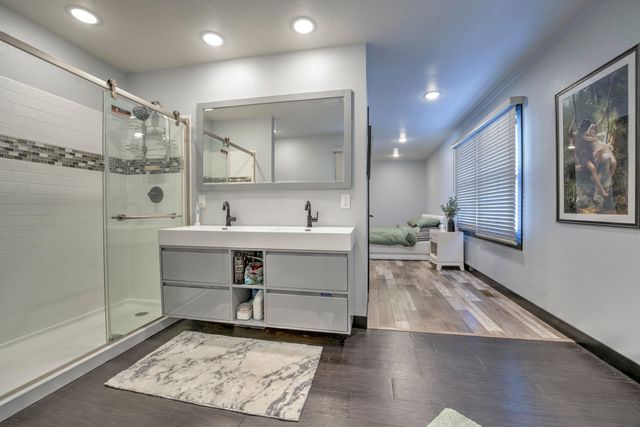 916 26th St NW, Minot, ND 58703