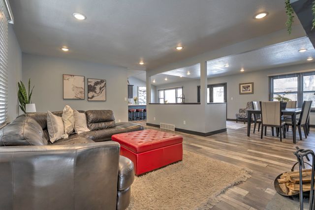 916 26th St NW, Minot, ND 58703