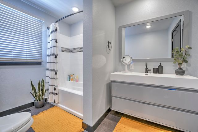 916 26th St NW, Minot, ND 58703