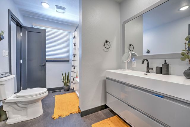 916 26th St NW, Minot, ND 58703