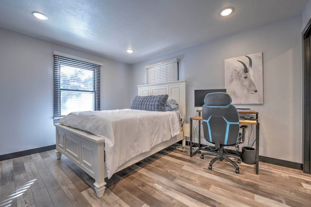 916 26th St NW, Minot, ND 58703