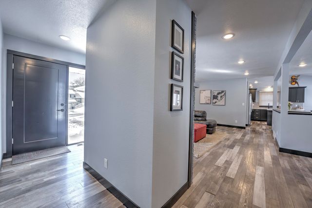 916 26th St NW, Minot, ND 58703