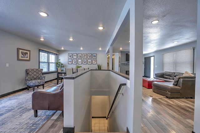 916 26th St NW, Minot, ND 58703