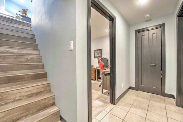 916 26th St NW, Minot, ND 58703