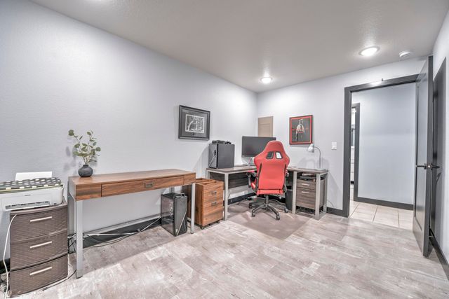 916 26th St NW, Minot, ND 58703