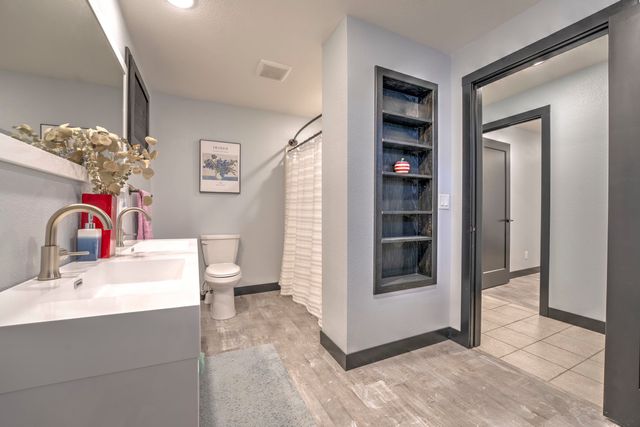 916 26th St NW, Minot, ND 58703